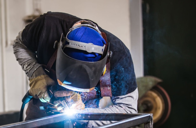 Jakie meble warsztatowe są najpraktyczniejsze w zakładach elektromechanicznych?