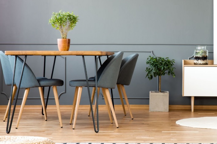 Czy stoły z litego drewna są praktyczne na co dzień?